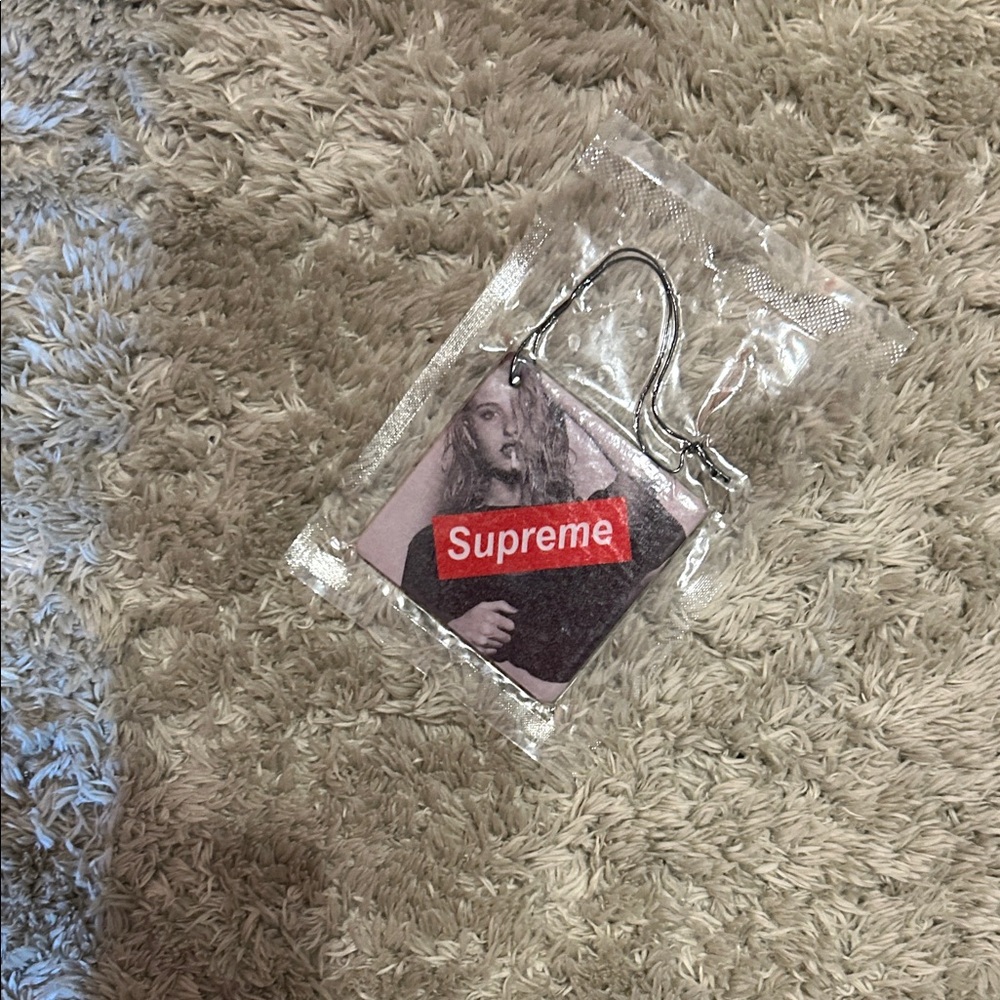 Supreme tag